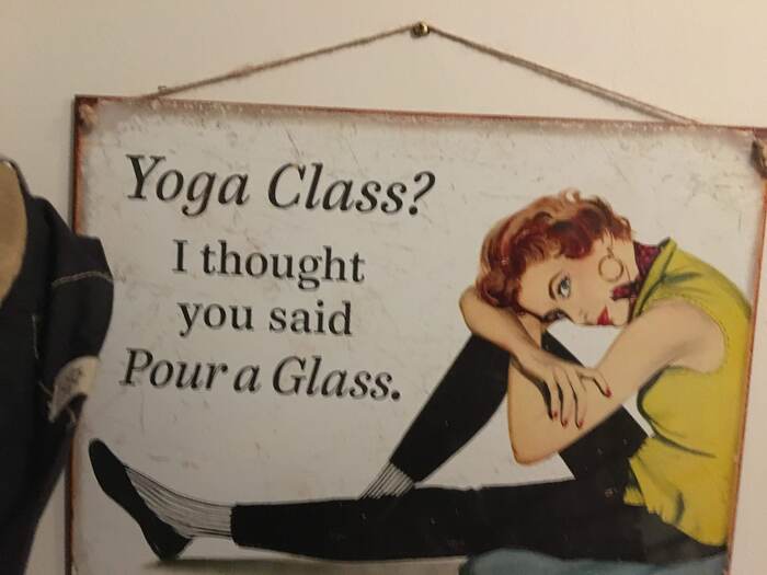 En skylt med Yoga Class